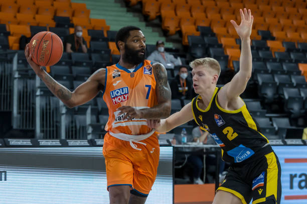 在赛场上展 在赛场上展